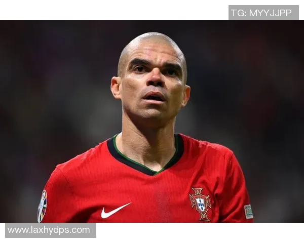 足球明星佩佩在比赛中的争议犯规引发热议与讨论