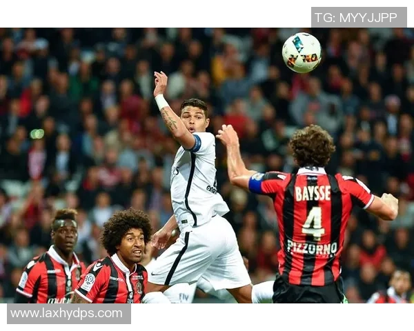 足球明星在卡塔尔的精彩瞬间穿着展示与时尚风采解析